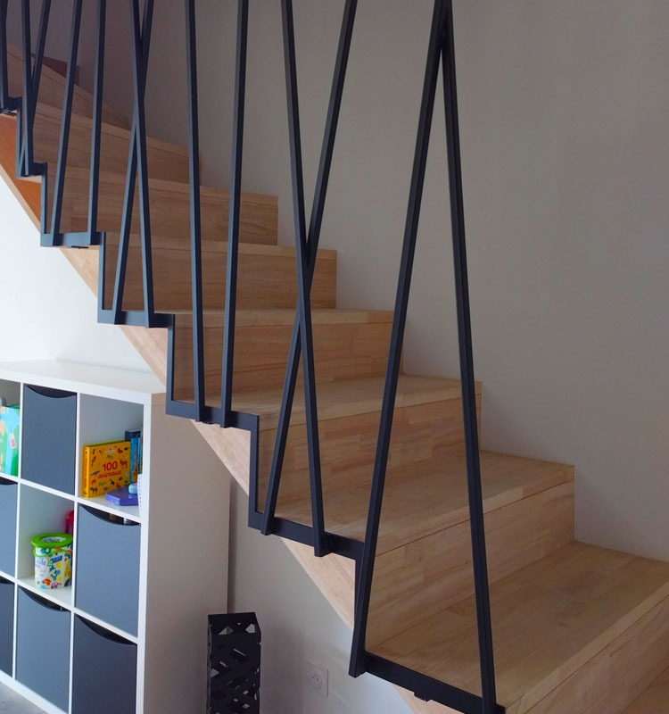 Escalier moderne en m&eacute;tal noir avec marches en bois clair