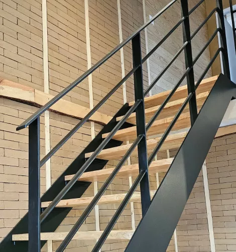 Escalier moderne en métal noir avec marches en bois clair
