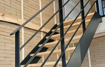Escalier moderne en métal noir avec marches en bois clair