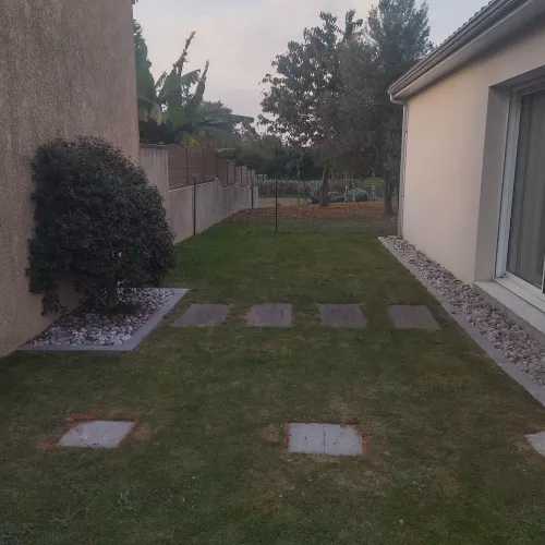 Allée de jardin avec dalles en pierre et haie basse