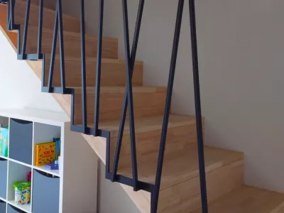 Escalier en bois avec garde-corps en métal noir