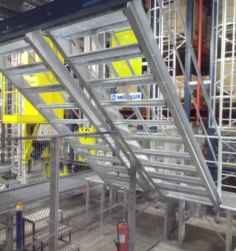 Escalier métallique en acier galvanisé avec garde-corps dans un entrepôt industriel