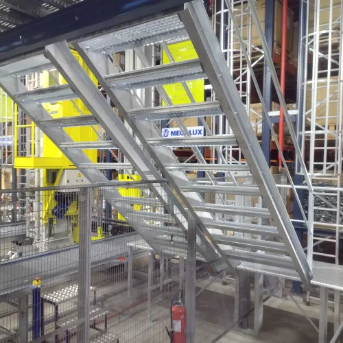 Escalier métallique en acier galvanisé avec garde-corps dans un entrepôt industriel
