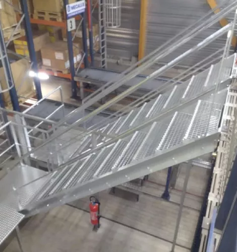 Escalier métallique avec passerelle dans un environnement industriel
