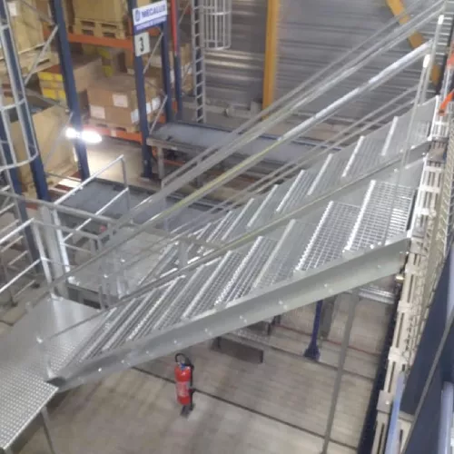 Escalier métallique avec passerelle dans un environnement industriel