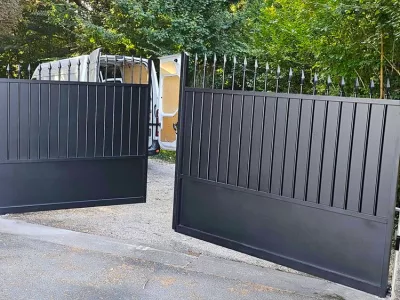 Portail en métal noir avec design moderne et ouvertures fines