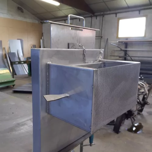 Boîte métallique en inox avec structure perforée pour usage industriel