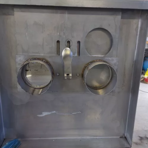 Détail d’une boîte métallique avec éléments circulaires découpés