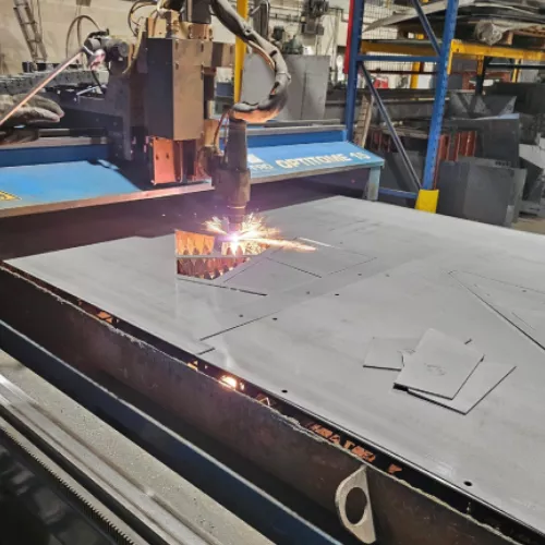 Découpe laser d’une plaque métallique dans un atelier industriel