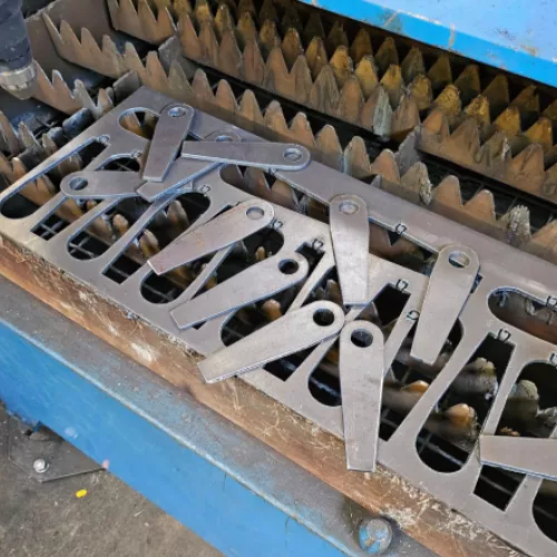 Découpe de pièces métalliques dans une machine industrielle avec précision