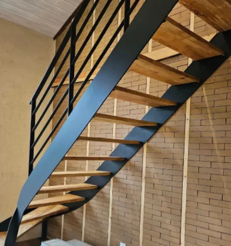 Escalier en métal noir avec rambarde épurée et marches en bois naturel