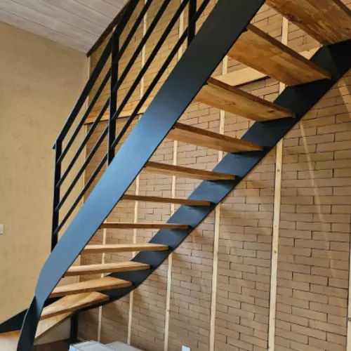 Escalier en métal noir avec rambarde épurée et marches en bois naturel