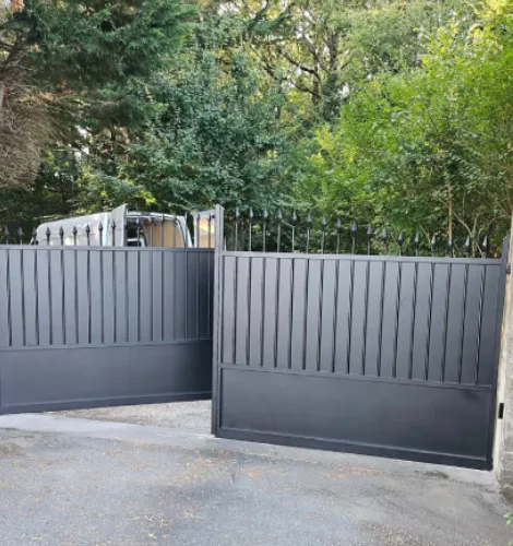 Portail noir à double battant avec panneaux lisses et barreaux métalliques