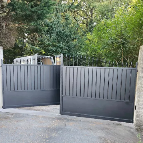 Portail noir à double battant avec panneaux lisses et barreaux métalliques