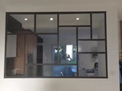 Clôture intérieure en métal avec design géométrique élégant