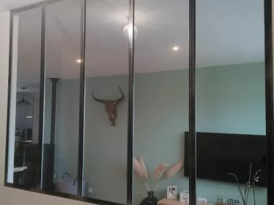 Séparation de pièce en verre avec cadre métallique noir et décoration moderne