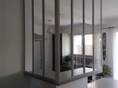 Paroi vitrée avec structure métallique noire pour une ambiance moderne