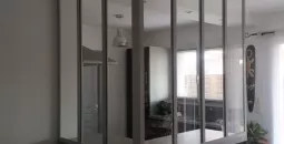 Paroi vitrée avec structure métallique noire pour une ambiance moderne